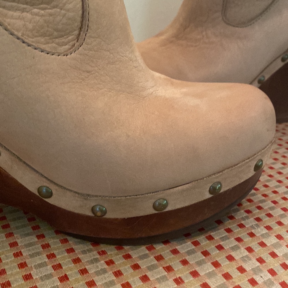 UGG  Tan Suede Heeled Booties With Sherpa Lining Women’s Size 6 - Picture 3 of 11